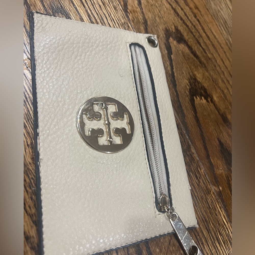 Wristlet. Missing strap.
